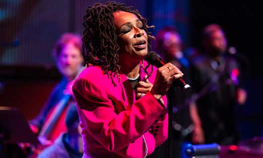 Siedah Garrett performs Patti Austin hit "Baby, Come To Me"